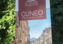 La copertina della Guida di Cuneo